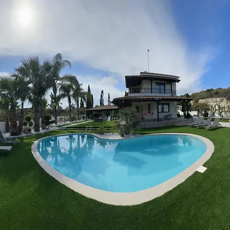 Leo's Paradise Villa